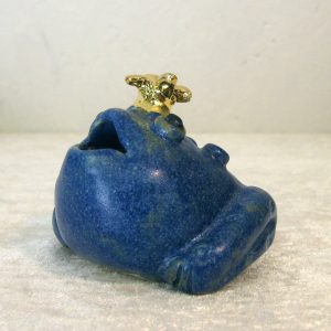 Frø i keramik med guldkrone